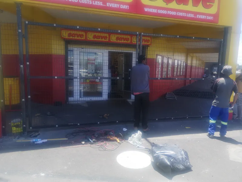 D&H Fencing team installing Clearview mesh enclosure at Usave supermarket Cape Town