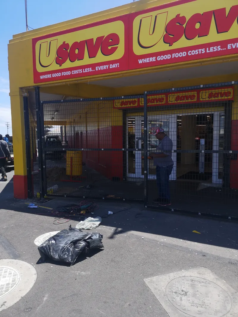 Clearview mesh fence enclosure being installed at Usave grocery store in Cape Town