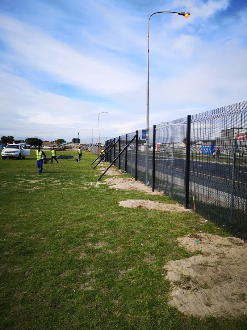 Clearview fence with diagonal post braces during installation along Cape Town road