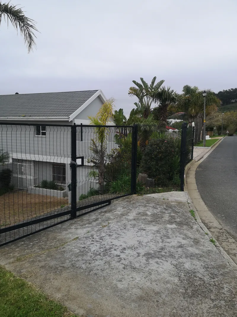 D&H Fencing clearview streetside fence at residential home in Cape Town, Western Cape