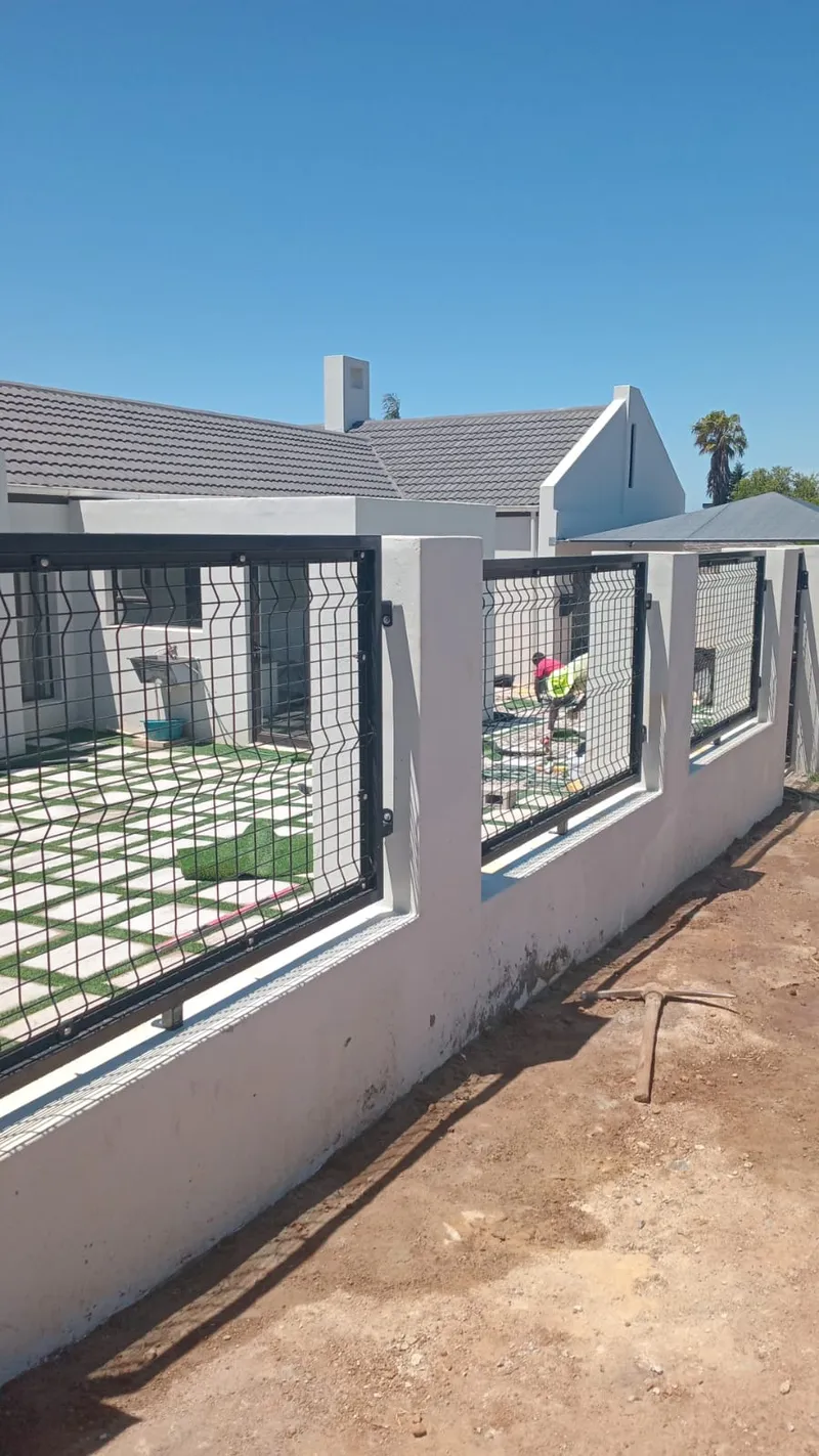 Multiple clearview mesh panels along white perimeter wall at Cape Town residence