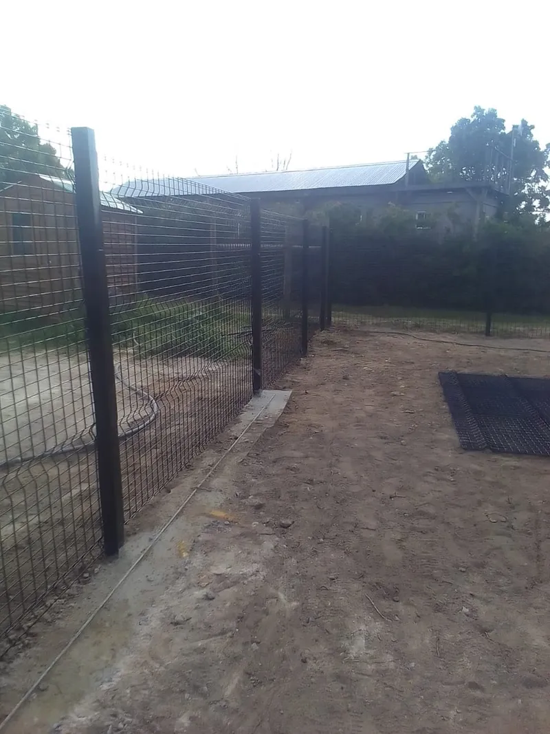 Clearview mesh fence panels being erected at Cape Town residential boundary