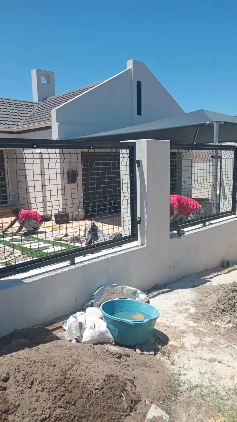 D and H Fencing team installing clearview mesh panels at Cape Town home