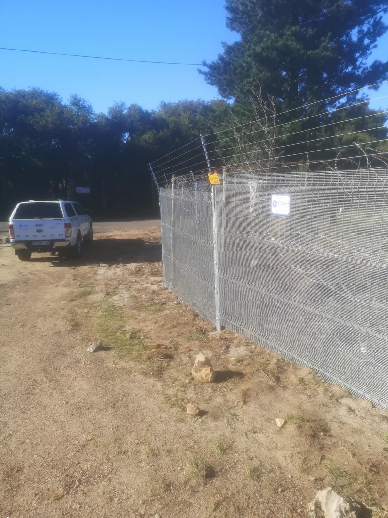 Galvanised clearview fence with electric top wires and D&H signboard on farm in Western Cape