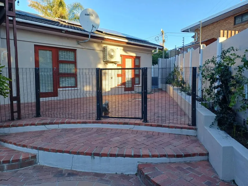 Clearview mesh fence with pedestrian gate at Cape Town residential home