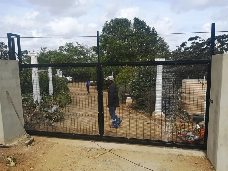 Clearview mesh swing gate at country residential entrance in Western Cape